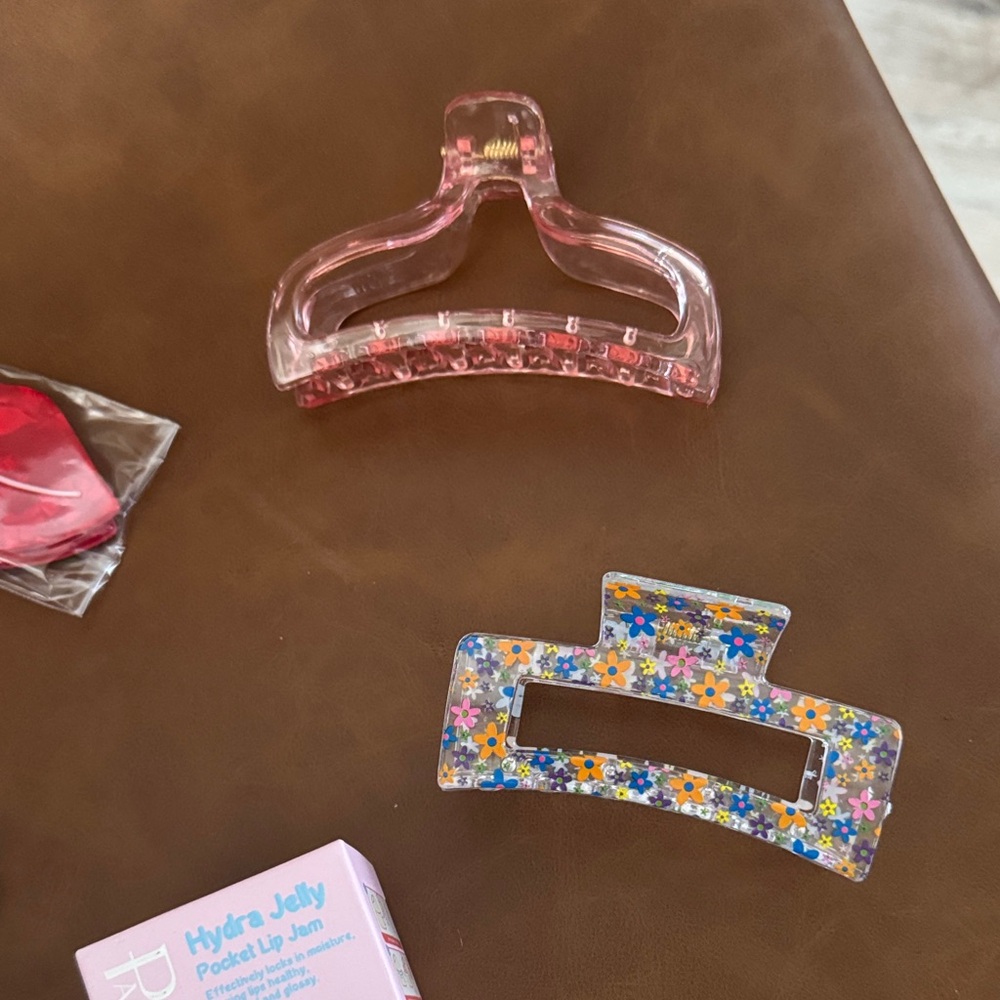 New Makeup & Claw Clip Bundle - Picture 2 of 9